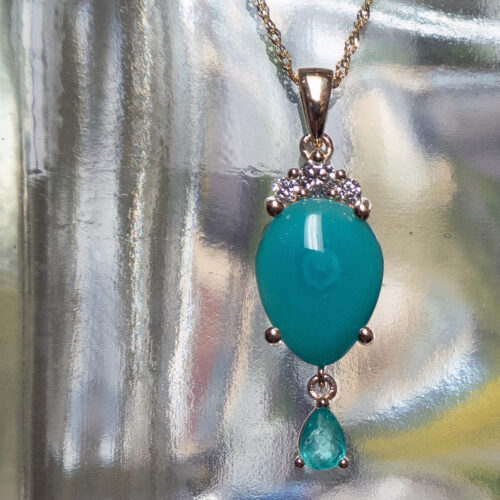 Did you know that Gem Silica is the most valuable variety of Chrysocolla, and is sometimes referred to as "The Gem of the Gods"? This gleaming piece was fun to make and even more fun to wear! 
